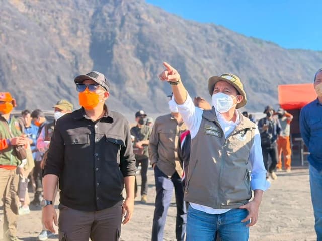 Menhut Bersama Pangdam V/Brawijaya dan Wagub Jatim Tinjau Langsung Penanganan Kebakaran TN Bromo Tengger Semeru 958957