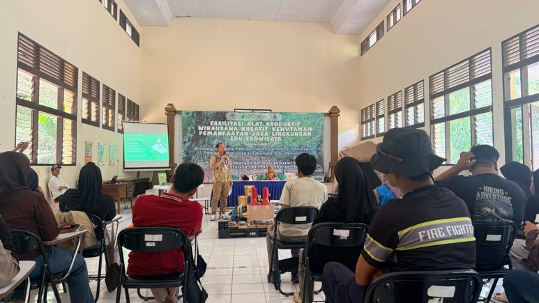 Foto_03_Penyampaian_Materi_Koperasi.jpg