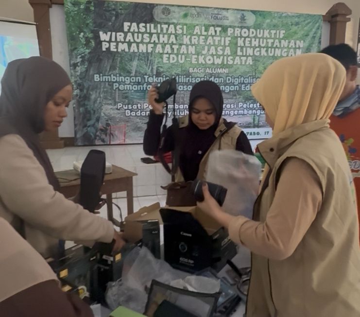 Foto_08_Peserta_Menggunakan_Peralatan.jpg