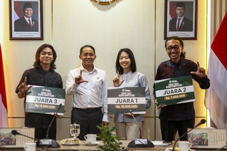 menteri-kehutanan-serahkan-hadiah-smart-toilet-design-competition-2025