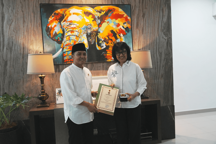 Kwarnas Anugerahkan Lencana Darma Bakti Kepada Tiga Pimpinan Saka Wanabakti Tingkat Nasional