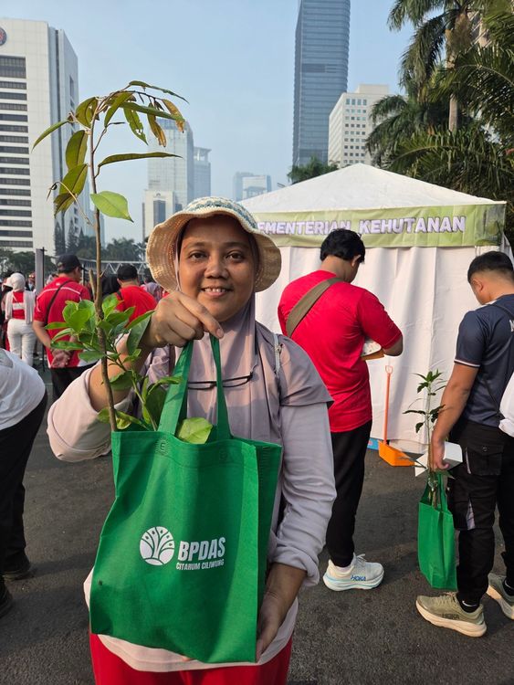 Dukung Gerakan ASRI, Kementerian Kehutanan Bagi 17.845 Bibit Gratis di Seluruh Indonesia