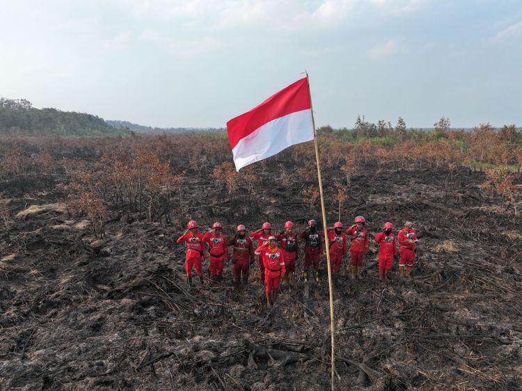 Di Tengah Kepulan Asap Karhutla, Manggala Agni Tetap Khidmat Gelar Upacara HUT ke-81 RI di OKI