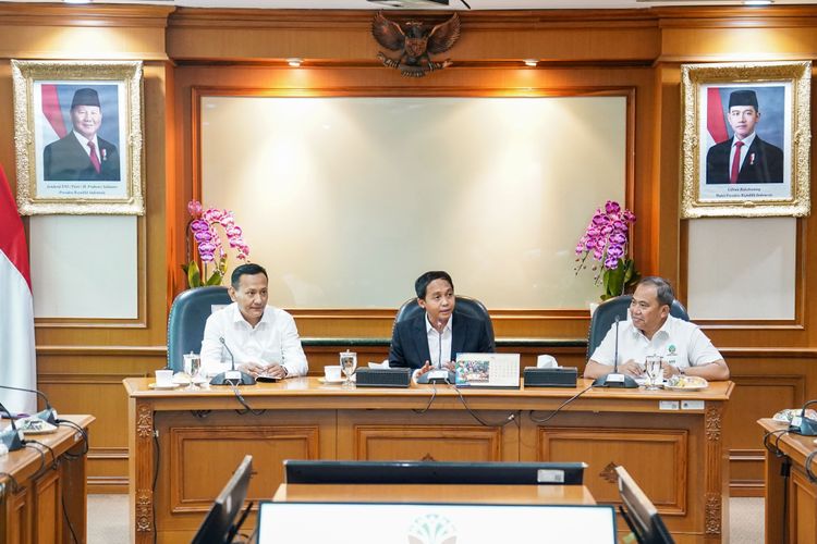 Hari Pertama Bertugas, Menhut Gelar Rapat Pimpinan Bersama Wamenhut