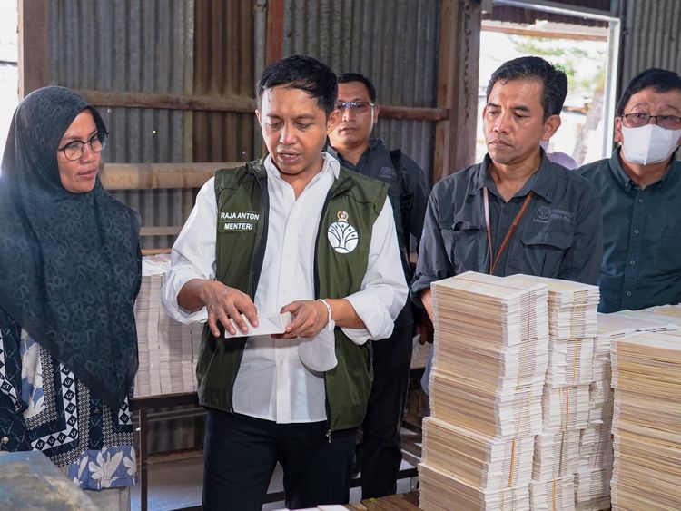 Menhut Dorong Hilirisasi dan Pemberdayaan Perempuan dalam UMKM Industri Kayu