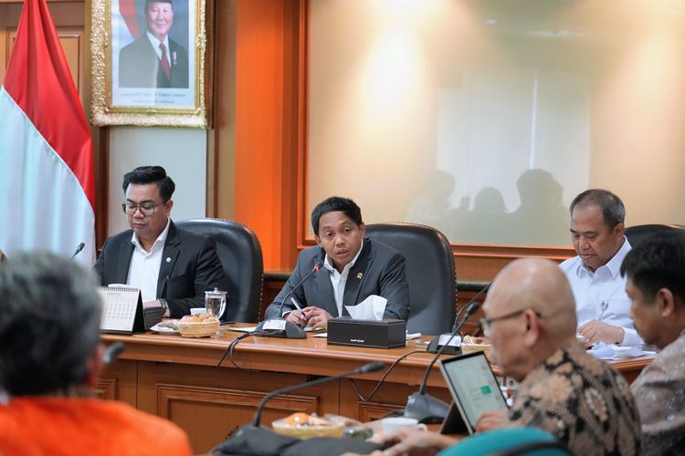 Menhut Pimpin Rapat Satgas Reguler Percepatan Hutan Adat