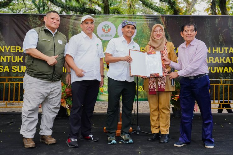 Menhut Serahkan SK Pelepasan Kawasan Hutan untuk Masyarakat Banyuwangi: Tindak Lanjut Arahan Wapres