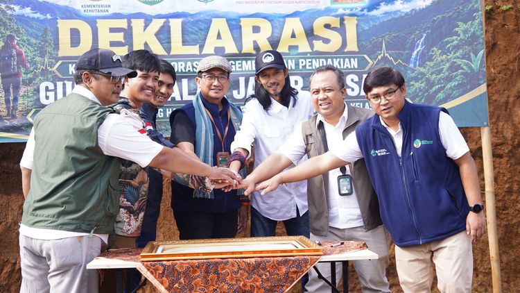 Wujudkan Wisata Aman dan Lestari, Kemenhut Bersama Mitra Deklarasikan Jalur Pendakian Ajisaka Berstandar Nasional