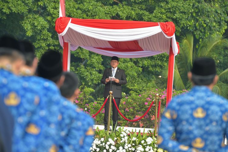 Hari Lahir Pancasila 2026, Wamenhut Rohmat Marzuki Pimpin Upacara Bendera di Manggala Wanabakti