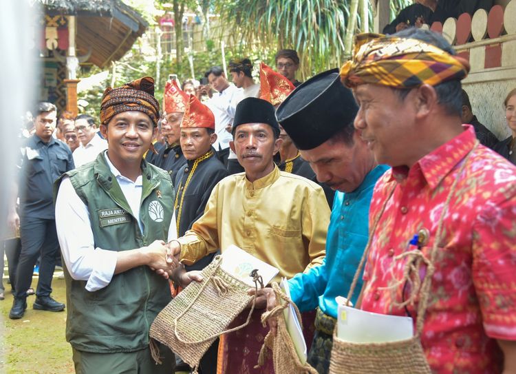 Tegaskan MHA Sebagai Penjaga Hutan Terbaik, Menteri Kehutanan Serahkan 10 SK Hutan Adat dan Luncurkan Peta Jalan Percepatan 2025-2029