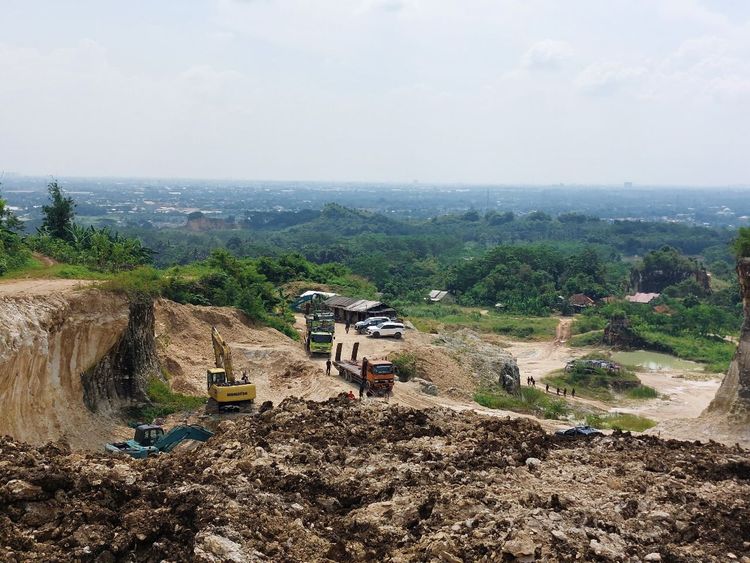 Gakkum Kehutanan Tertibkan Tambang Ilegal di Klapanunggal, Bogor