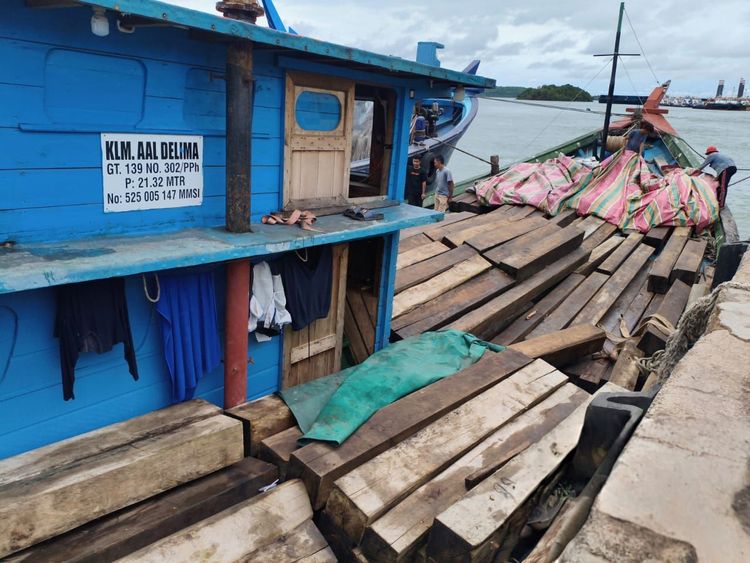gakkum-kehutanan-dan-bakamla-amankan-443-batang-kayu-olahan-ilegal-di-batam