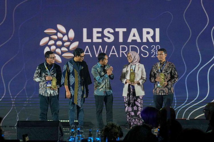 Menteri Kehutanan Serahkan Penghargaan di Lestari Awards 2025