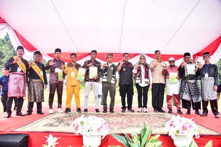 Menhut Perkuat Hak Adat Lewat Penyerahan SK Perhutanan Sosial 4.237 Hektare di Riau