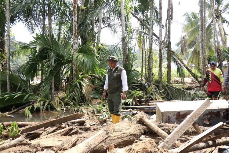 menhut-raja-antoni-turun-langsung-ke-agam-salurkan-bantuan-evakuasi-korban-banjir-dan-longsor