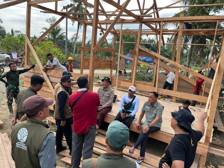 Kemenhut Optimalkan Pemanfaatan Kayu Hanyutan Pascabencana dengan Dukungan Alat Berat dan Riset UGM