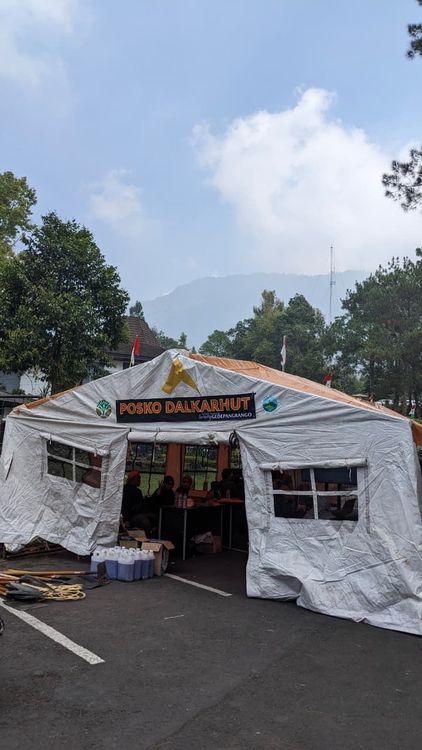 BBTNGGP Mendirikan Posko Dalkarhut dan Dapur Umum untuk Pemadaman Kebakaran Gunung Gede