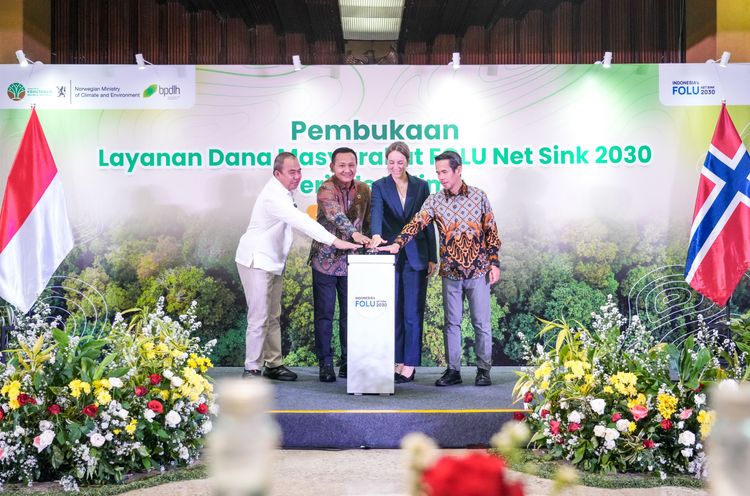 indonesia-norwegia-kembali-meluncurkan-layanan-dana-masyarakat-folu-net-sink-2030-periode-kelima-disertai-penandatanganan-nota-kesepakatan-offtaker-agroforestri-oleh-bpdlh