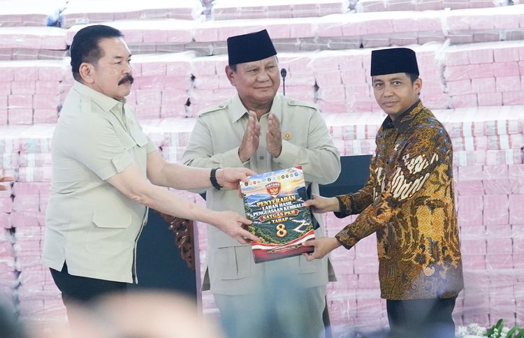 disaksikan-presiden-prabowo-menhut-raja-juli-antoni-terima-penyerahan-259-ribu-hektare-kawasan-hutan