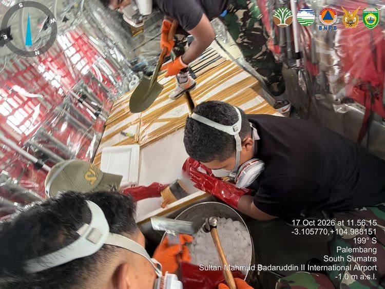 Kemenhut Bersama BMKG dan TNI Terapkan OMC Dry Ice untuk Kurangi Asap Karhutla di Sumsel