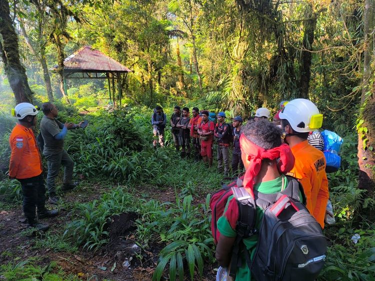 Pencarian Pendaki Yang Hilang di Gunung Binaya Dilanjutkan