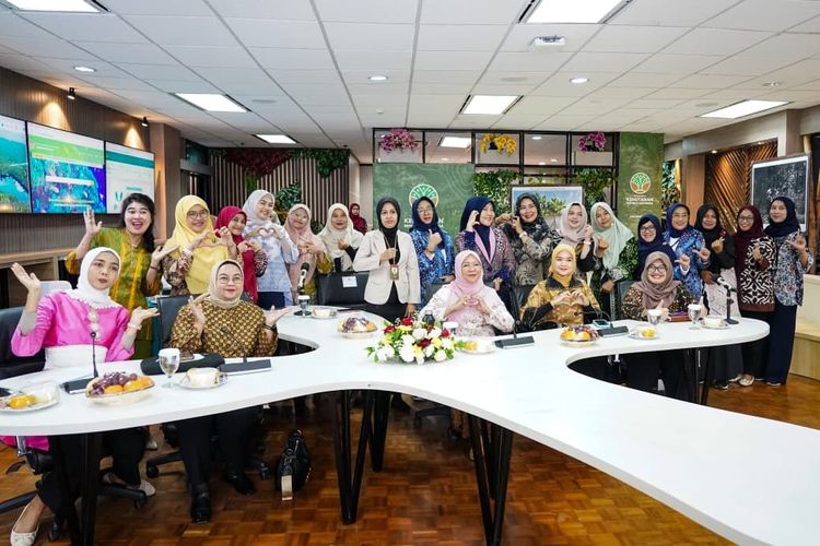 dirjen-phl-dan-dwp-kementerian-kehutanan-ajak-para-perempuan-hebat-bergaya-hidup-sehat-dan-deteksi-dini-kanker-payudara