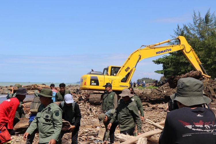 UPT Kemenhut Kerahkan Alat Berat Percepat Penanganan Dampak Banjir di Aceh, Sumatera Utara, dan Sumatera Barat